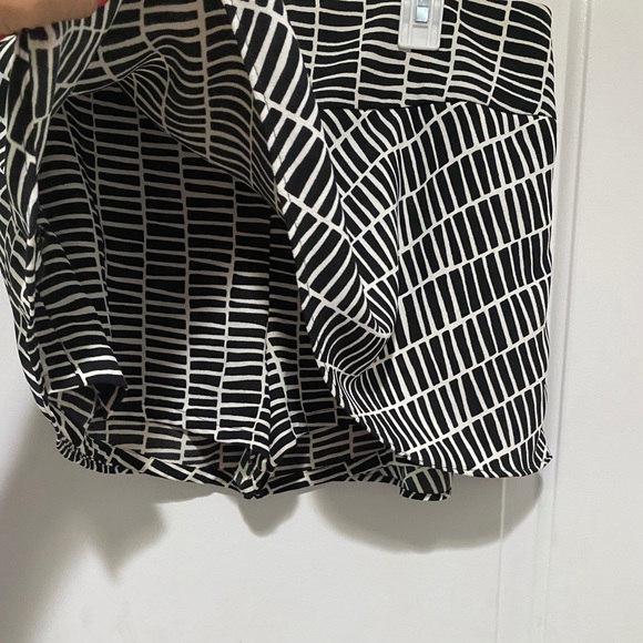 Black and white miniskirt with shorts underneath - Picture 3 of 5